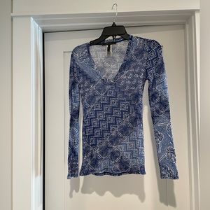 BCBG MAXAZRIA Long Sleeve Top. Blue & White. Size XS excellent condition